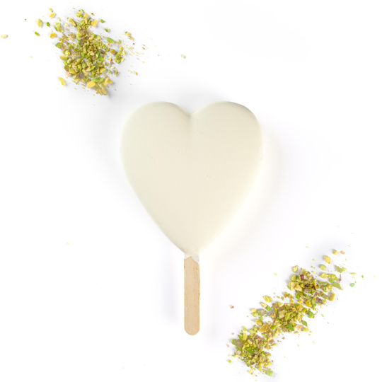 Фісташкове морозиво на паличці в білому шоколаді