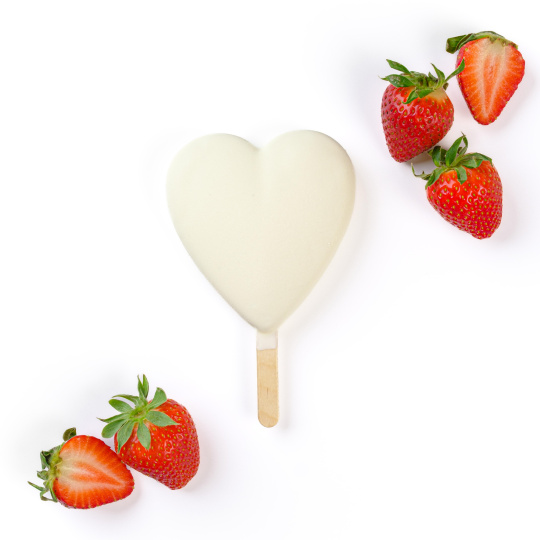 Полуничне морозиво на паличці в білому шоколаді