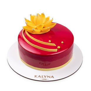 Мусовый торт на день рождения с шоколадным цветком